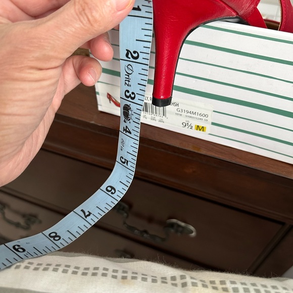 Abella true comfort gorgeous red color shoes . Only tried on inside the store. - Picture 5 of 5